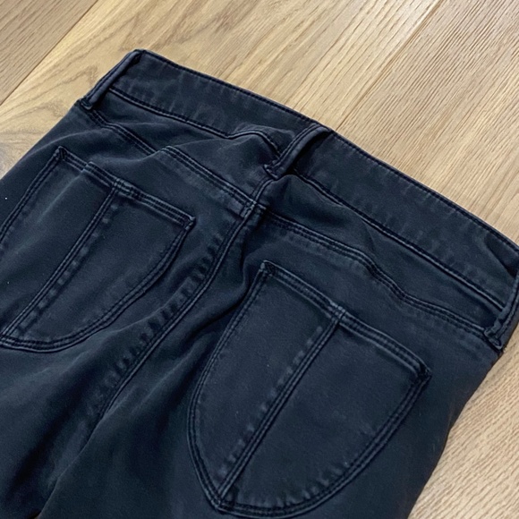 Women's Abercrombie & Fitch Mid Rise Black Skinny Jeans with Distressed Knees - Picture 5 of 6